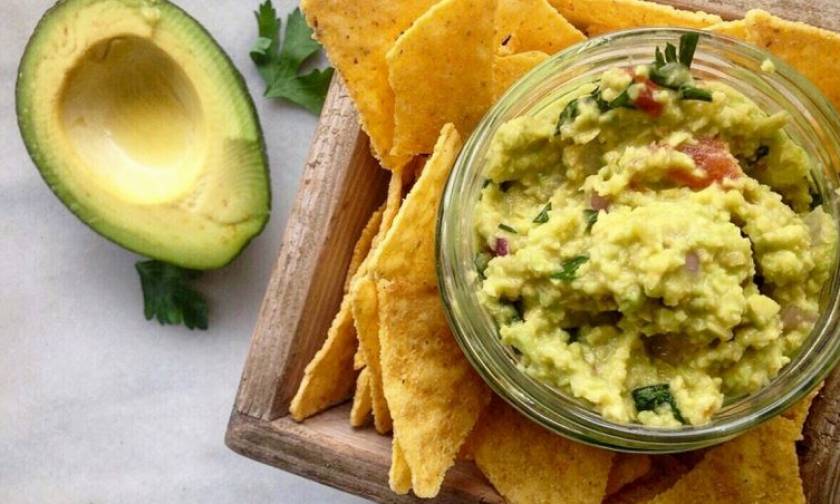 Guacamole με nachos: Η συνταγή που θα εντυπωσιάσει την παρέα σας