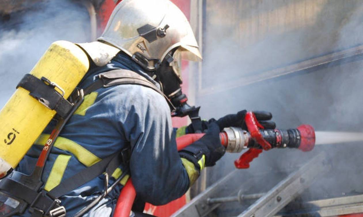 Φωτιά σε κτήριο στου Ψυρρή - Απομακρύνθηκαν εγκλωβισμένοι