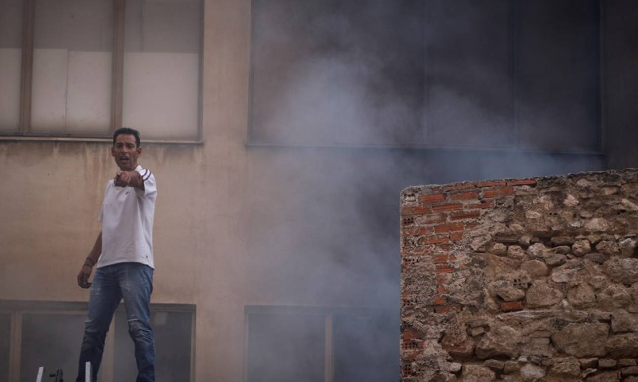 Φωτιά: Εικόνες σοκ από το κέντρο της Αθήνας - Ανέβηκαν σε ταράτσα για να γλιτώσουν από τις φλόγες