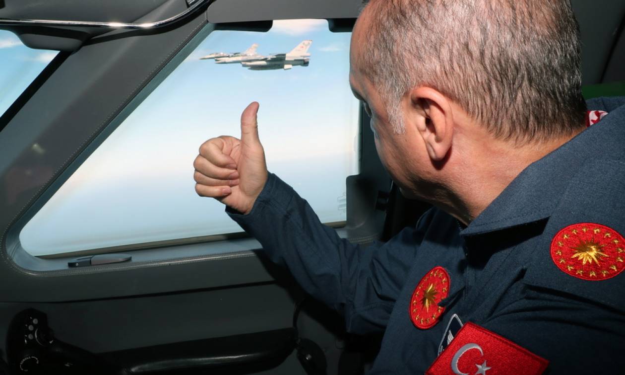 Πάει «πόλεμο»; Γιατί ο Ερντογάν ντύθηκε πιλότος; (Pics+Vid)