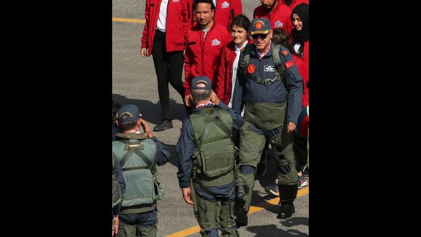 Πάει «πόλεμο»; Γιατί ο Εντογάν ντύθηκε πιλότος; (Pics)