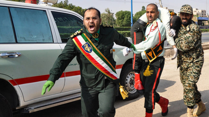 Ιράν: Το ISIS ανέλαβε την ευθύνη για τo μακελειό στην στρατιωτική παρέλαση (Pics+Vids)