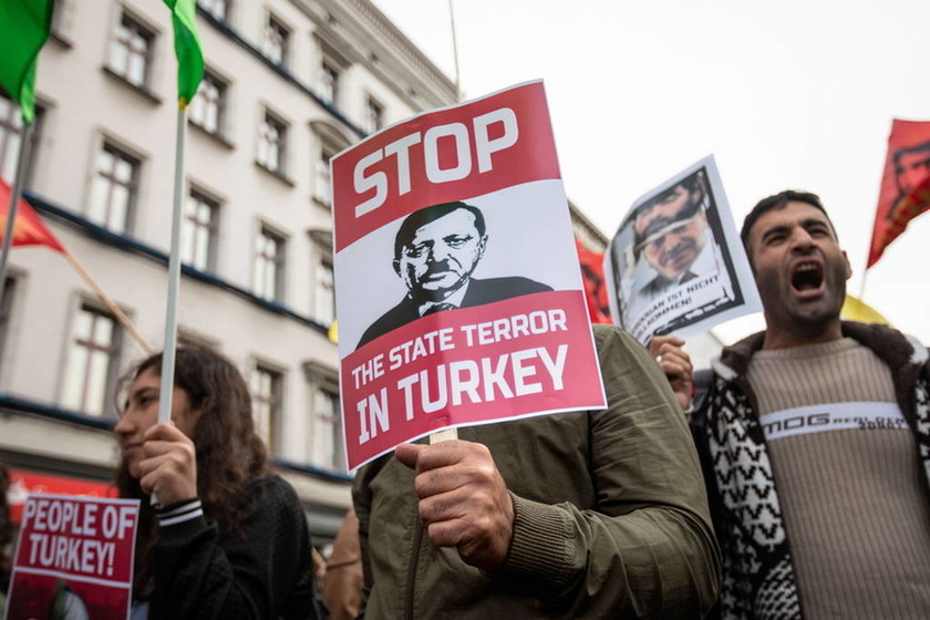 «Ερντογάν δεν είσαι ευπρόσδεκτός»: Ξεκίνησαν οι διαδηλώσεις πριν καν επισκεφτεί τη Γερμανία (Pics)