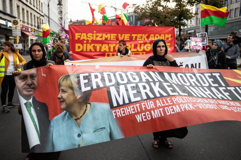 «Ερντογάν δεν είσαι ευπρόσδεκτός»: Ξεκίνησαν οι διαδηλώσεις πριν καν επισκεφτεί τη Γερμανία (Pics)