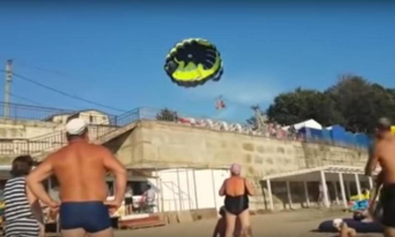 Βίντεο - ΣΟΚ: Η τρομακτική στιγμή που τουρίστες πέφτουν σε ηλεκτροφόρα καλώδια κάνοντας parasailing