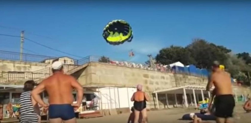 Βίντεο - ΣΟΚ: Η τρομακτική στιγμή που τουρίστες πέφτουν σε ηλεκτροφόρα καλώδια κάνοντας parasailing 