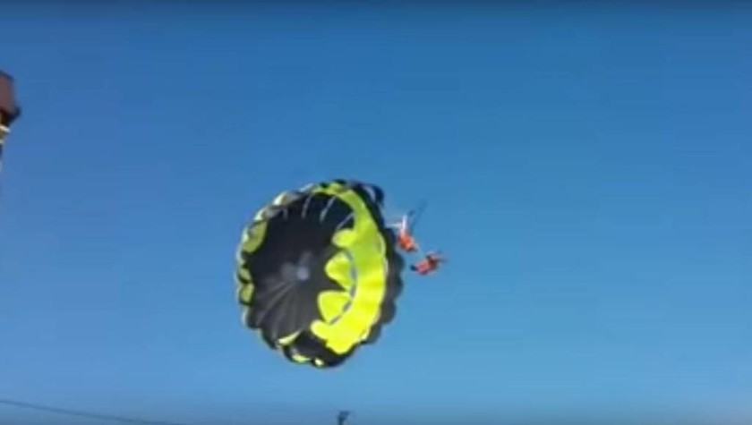 Βίντεο - ΣΟΚ: Η τρομακτική στιγμή που τουρίστες πέφτουν σε ηλεκτροφόρα καλώδια κάνοντας parasailing 