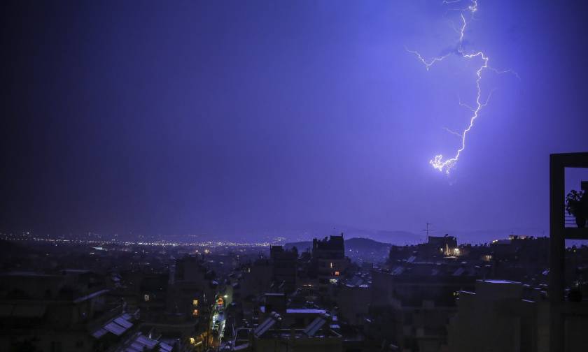 Καιρός: Η κακοκαιρία «Ξενοφών» σκεπάζει την Ελλάδα - Καταιγίδες, μποφόρ και κρύο σε όλη τη χώρα