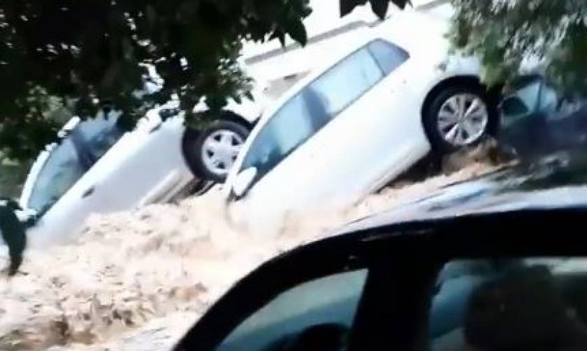 Συγκλονιστικά πλάνα: Ορμητικά νερά παρασύρουν αυτοκίνητα στην Τυνησία (vid)