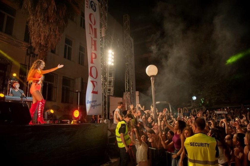 Η Ελένη Φουρέιρα «χόρεψε» τη Λάρισα στο street party του ΙΕΚ ΟΜΗΡΟΣ