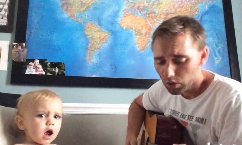Απίστευτο ντουέτο: Πατέρας και γιος... τραγουδούν μαζί