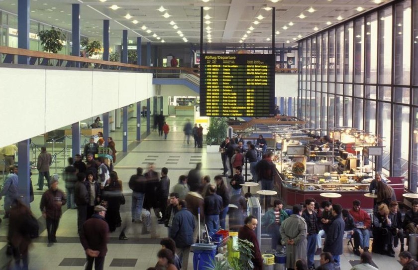 Συναγερμός στο αεροδρόμιο του Βερολίνου λόγω επίθεσης σε αστυνομικούς – Φορούσε γιλέκο με καλώδια