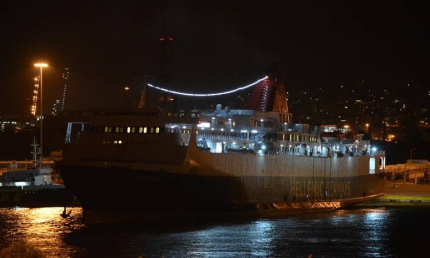 Μυτιλήνη: Δεμένο στο λιμάνι λόγω των ισχυρών ανέμων το πλοίο που θα μετέφερε πρόσφυγες
