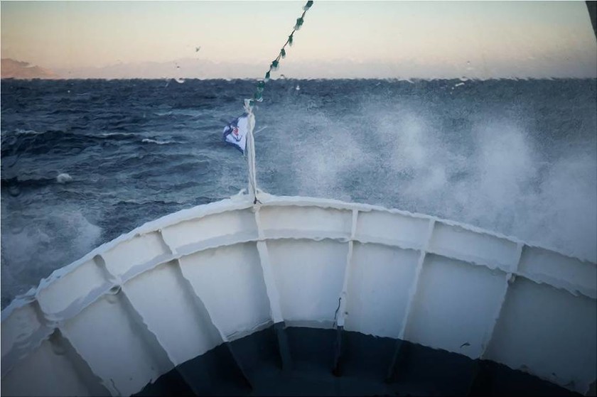 «Σκοπελίτης» εναντίον «Ξενοφώντα»: Η «μάχη» του πλοίου με τα μανιασμένα κύματα στις Κυκλάδες (pics)