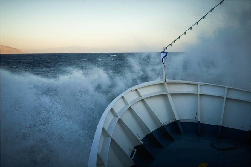 «Σκοπελίτης» εναντίον «Ξενοφώντα»: Η «μάχη» του πλοίου με τα μανιασμένα κύματα στις Κυκλάδες (pics)