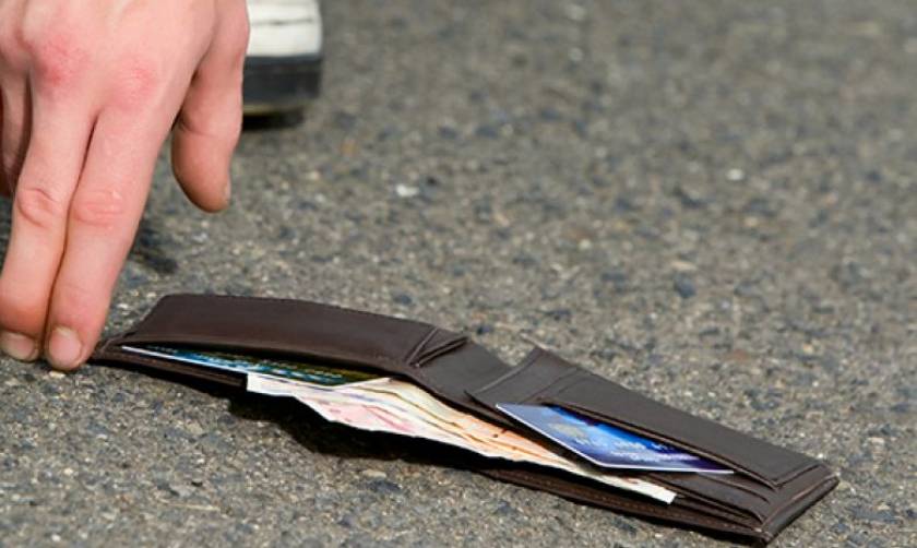 Κρήτη: Ζευγάρι Άγγλων βρήκε πορτοφόλι με 7.000 ευρώ και το παρέδωσε