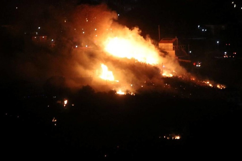 Φωτιά τώρα: Ολονύχτια μάχη με τις φλόγες σε αρκετές περιοχές της Ελλάδας