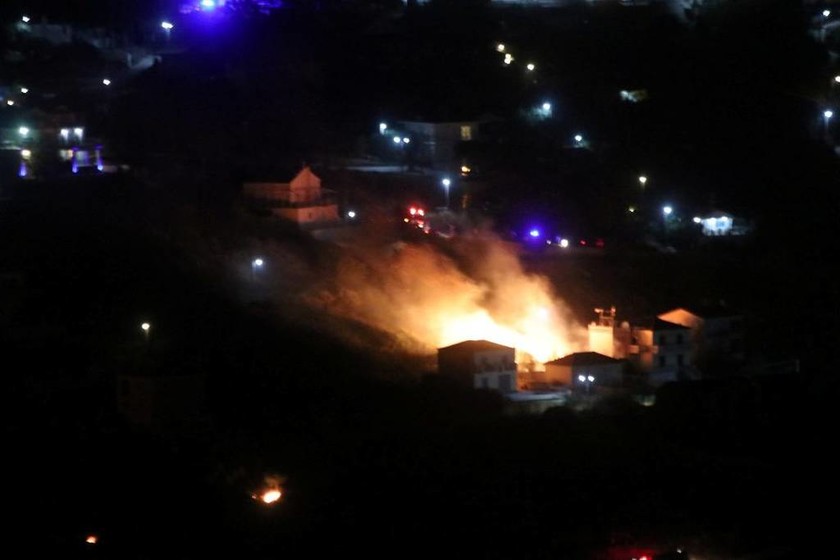 Φωτιά τώρα: Ολονύχτια μάχη με τις φλόγες σε αρκετές περιοχές της Ελλάδας