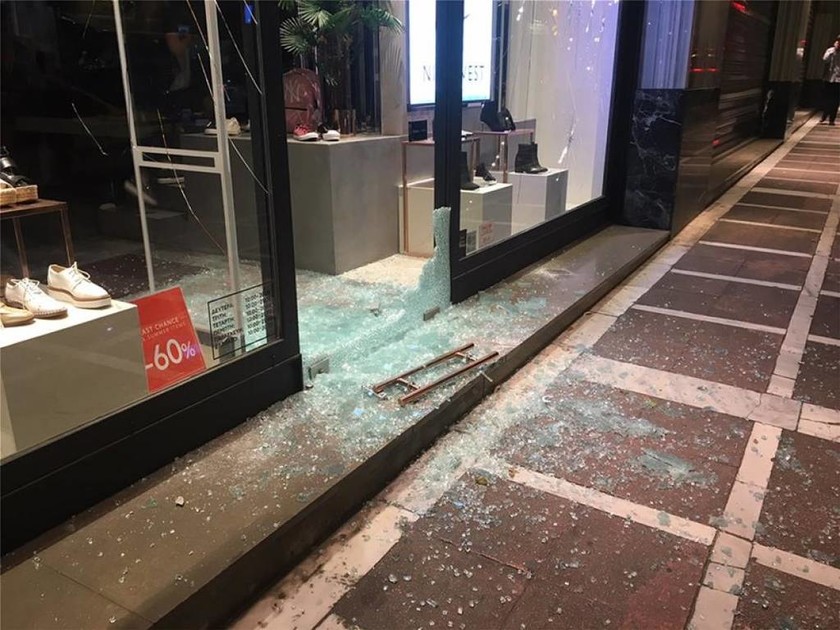 Επίθεση κουκουλοφόρων σε μαγαζιά δίπλα στο κοσμηματοπωλείο, όπου έχασε τη ζωή του ο Ζακ Κωστόπουλος