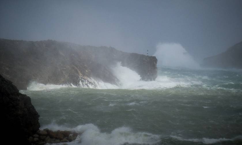 Κακοκαιρία: Τεράστια κύματα «σκεπάζουν» το λιμάνι των Κυθήρων (pics)
