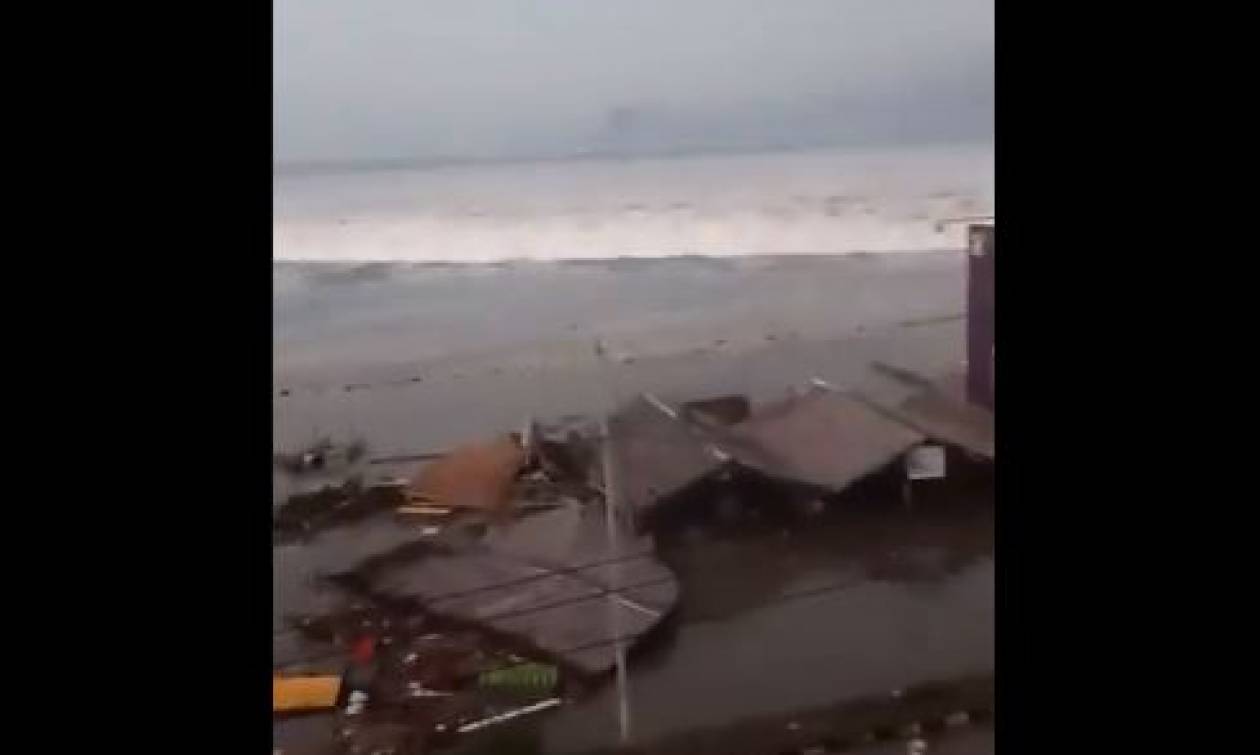 Ισχυρό τσουνάμι σάρωσε την Ινδονησία μετά το μεγάλο σεισμό (pics+vids)