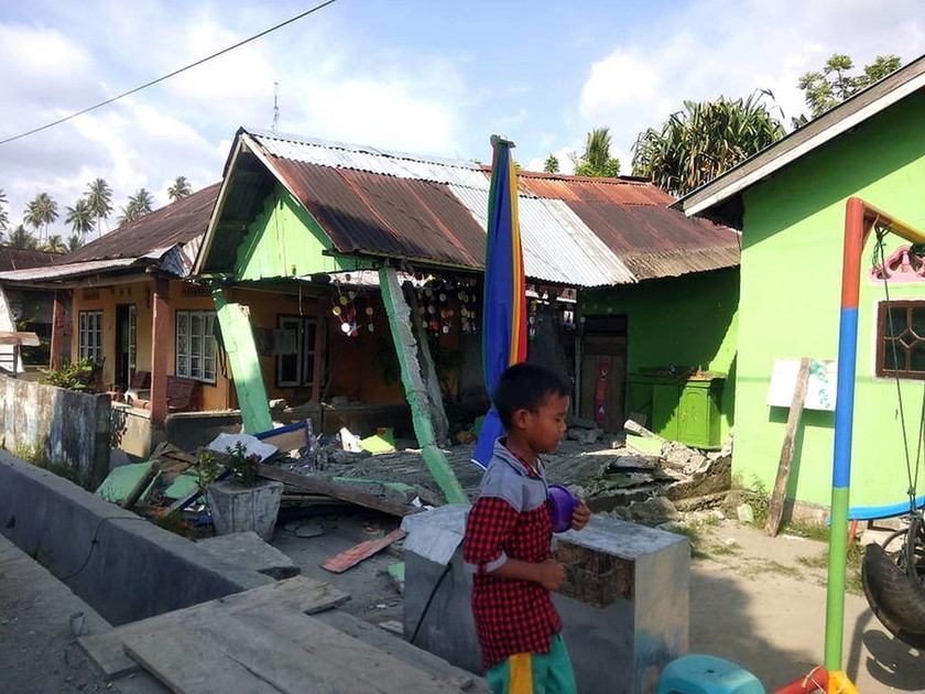 Ισχυρό τσουνάμι σάρωσε την Ινδονησία μετά από τον μεγάλο σεισμό (pics+vids)