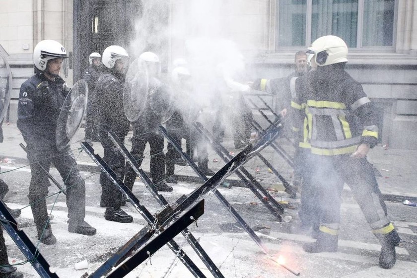 Βρυξέλλες: Σοβαρά επεισόδια σε μεγάλη διαδήλωση δημοσίων υπαλλήλων (pics)