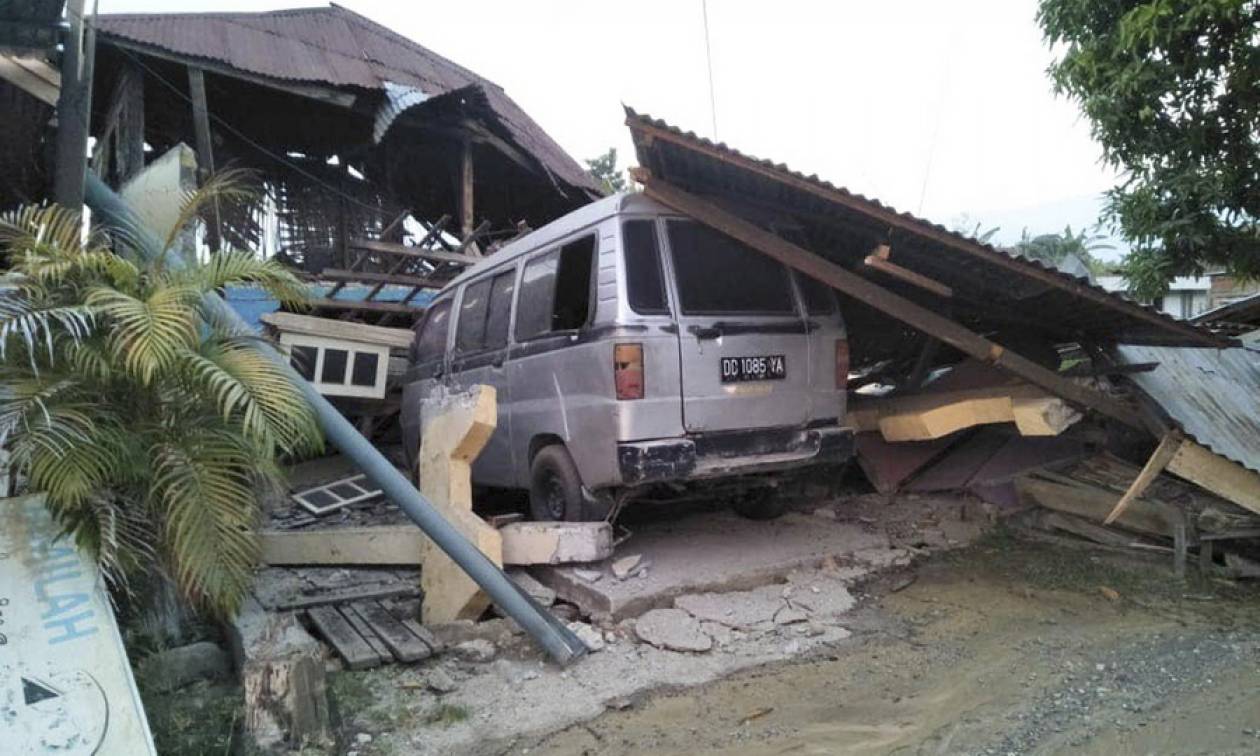 Εκατόμβη νεκρών στην Ινδονησία: Τουλάχιστον 384 τα θύματα από σεισμό και τσουνάμι (pics&vids)