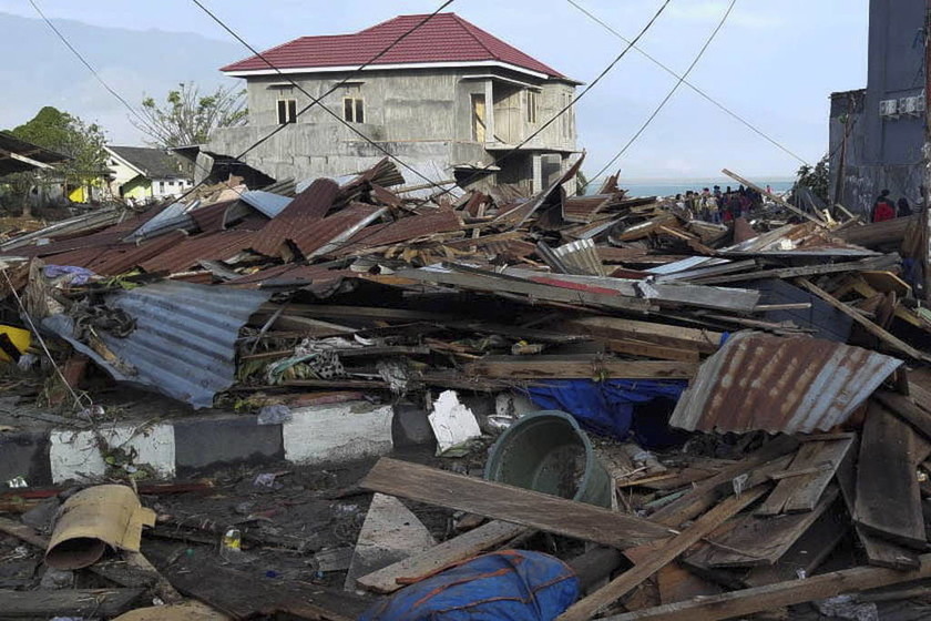 Εκατόμβη νεκρών στην Ινδονησία: Τουλάχιστον 384 τα θύματα από σεισμό και τσουνάμι 