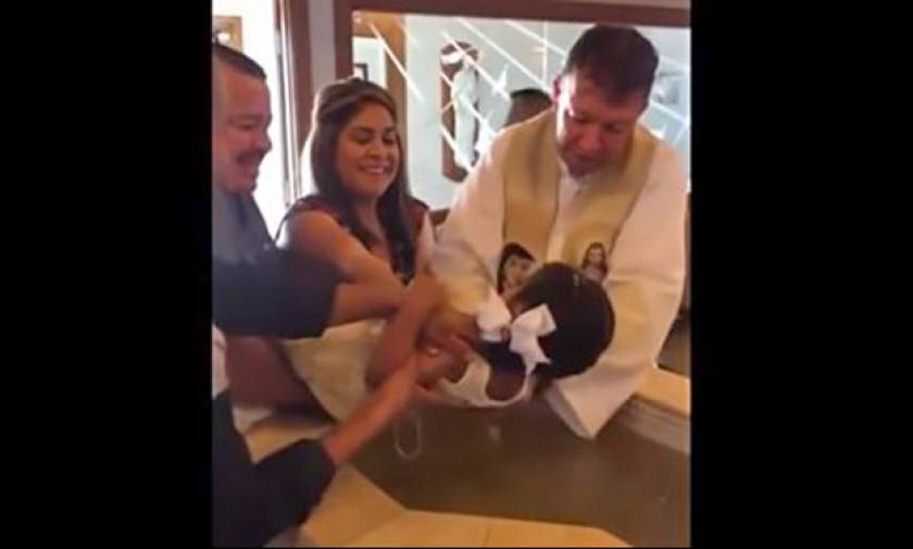Τριών ετών κοριτσάκι δεν σταματάει να βρίζει τον παπά που τη βαφτίζει! (vid)