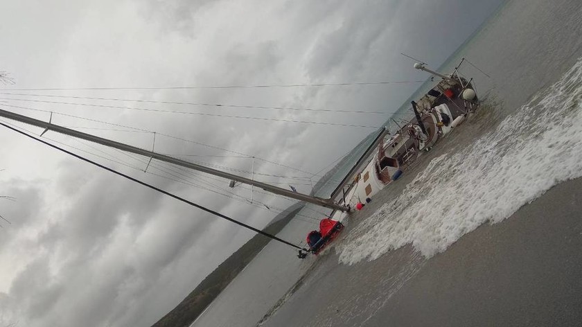 Κυκλώνας «Ζορμπάς»: Η στιγμή που ιστιοφόρο τσακίζεται στα βράχια στη Λακωνία (vid+pics)
