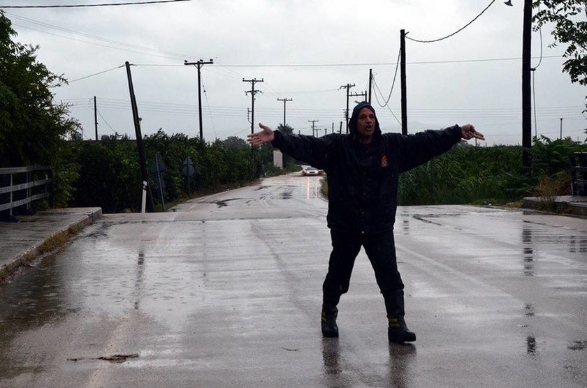 Κυκλώνας «Ζορμπάς»: Εικόνες ΣΟΚ στο Άργος – Χείμαρροι παρασύρουν αυτοκίνητα και απειλούν σπίτια