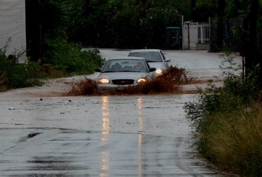 Κυκλώνας «Ζορμπάς»: Εικόνες ΣΟΚ στο Άργος – Χείμαρροι παρασύρουν αυτοκίνητα και απειλούν σπίτια