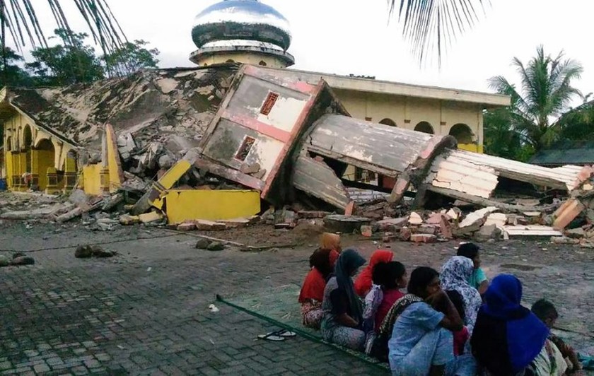 Ινδονησία: Στους 420 ανήλθε ο αριθμός των νεκρών από τον καταστροφικό σεισμό και το τσουνάμι