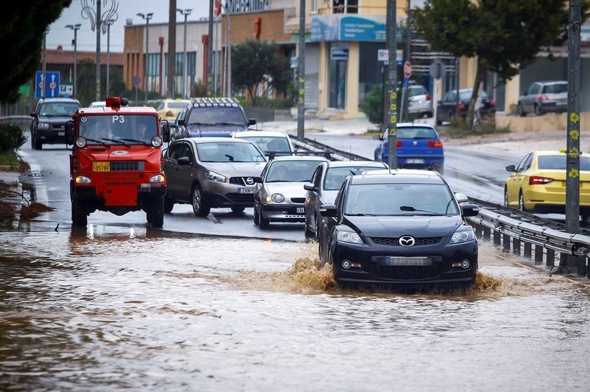 Πλημμυρισμένη η Λ. Μαραθώνος