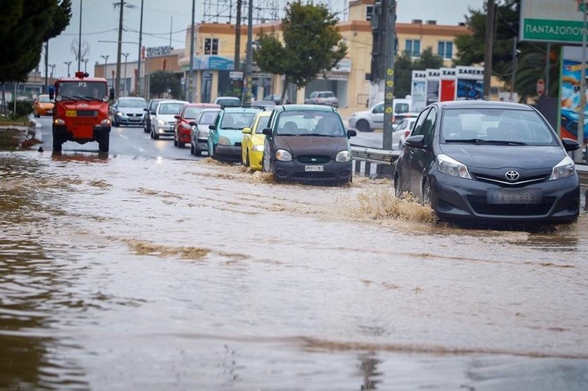 Πλημμυρισμένη η Λ. Μαραθώνος
