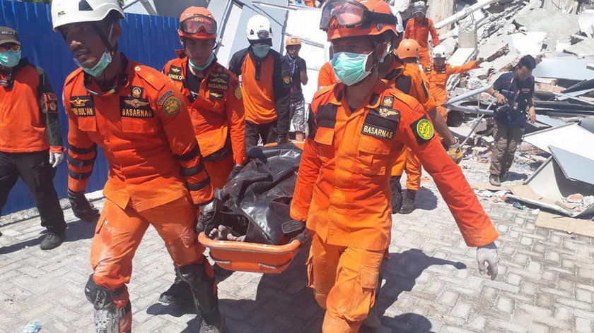 Ινδονησία: Ανείπωτη τραγωδία με περισσότερους από 830 νεκρούς από τον σεισμό και το τσουνάμι 