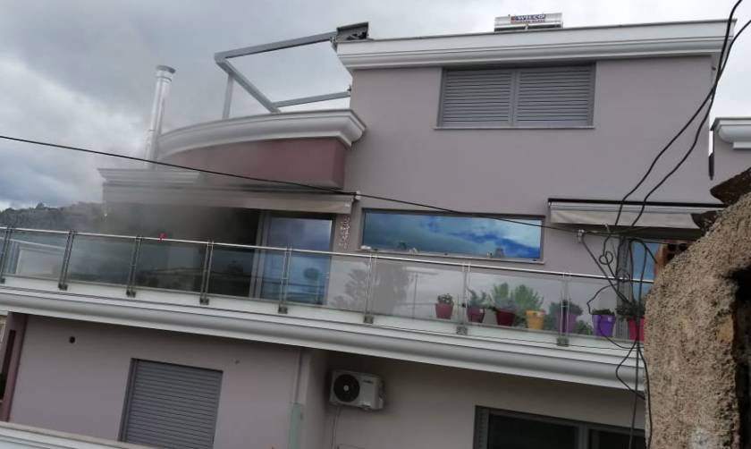Συναγερμός ΤΩΡΑ στο Άργος - Άνδρας πυροβολεί μέσα από φλεγόμενο σπίτι (pics&vid)