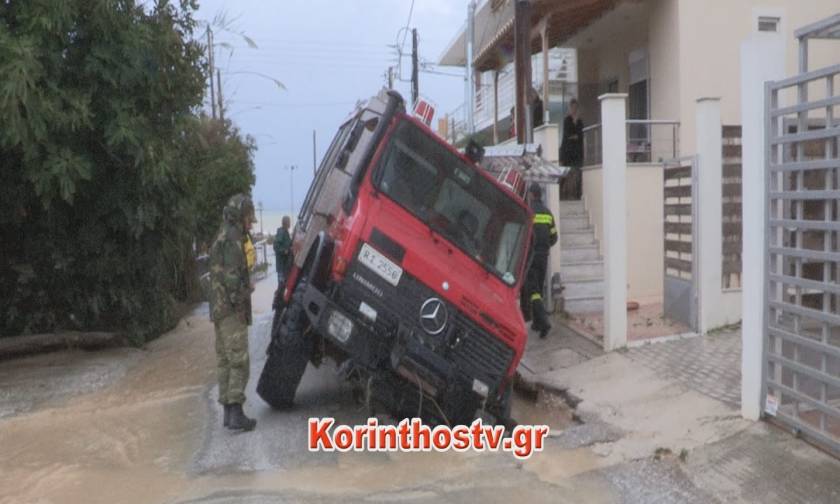 Κυκλώνας Ζορμπάς: Άνοιξε ο δρόμος στο Βραχάτι - Βούλιαξε πυροσβεστικό όχημα (pics+vid)