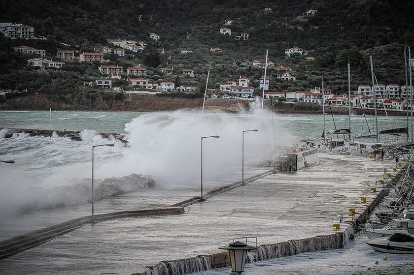 Εντυπωσιακές εικόνες από το πέρασμα του «Ζορμπά» στη Σκόπελο: Η θάλασσα βγήκε στη στεριά (pics)