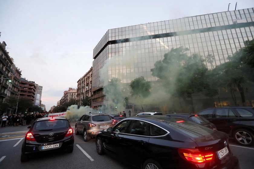Χάος στην Ισπανία: Κλειστοί δρόμοι και σιδηροδρομικές γραμμές από διαδηλωτές (pics)