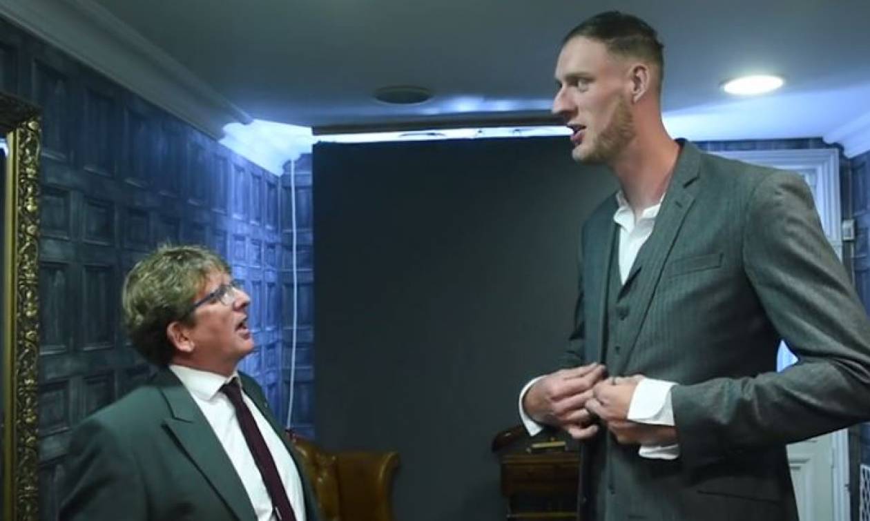 Ο ψηλότερος άνδρας στη Βρετανία φοράει κουστούμι για πρώτη φορά (vid)