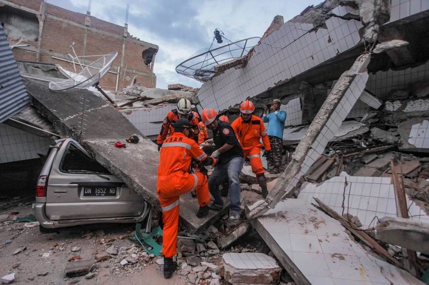 Ανείπωτη τραγωδία στην Ινδονησία: 844 νεκροί από το φονικό σεισμό και το τσουνάμι (pics&vid)