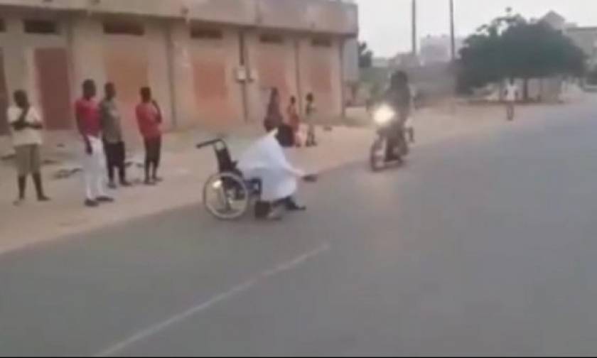 Θαύμα! Πετάχτηκε από αναπηρικό καροτσάκι για να μην τον πατήσει το μηχανάκι (vid)