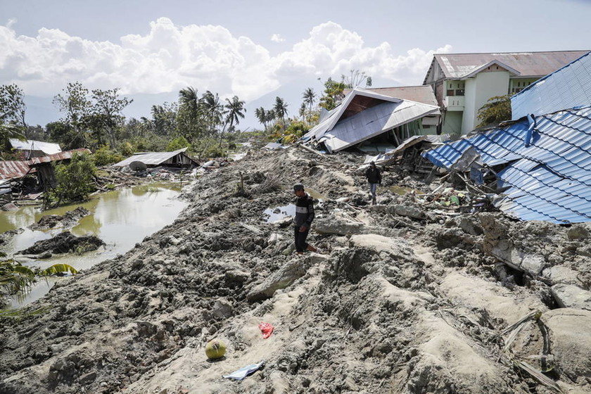 Εθνική τραγωδία στην Ινδονησία: Τουλάχιστον 1.234 οι νεκροί από τον σεισμό και το τσουνάμι (vids)