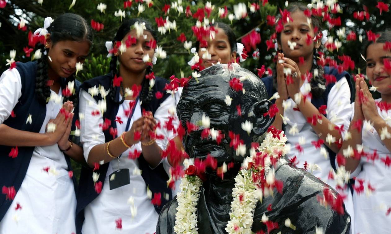 Η Ινδία γιορτάζει τα γενέθλια του Μαχάτμα Γκάντι (pics)