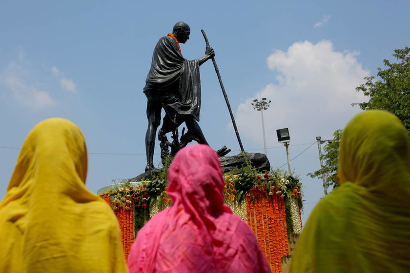 Η Ινδία γιορτάζει τα γενέθλια του Μαχάτμα Γκάντι (pics)