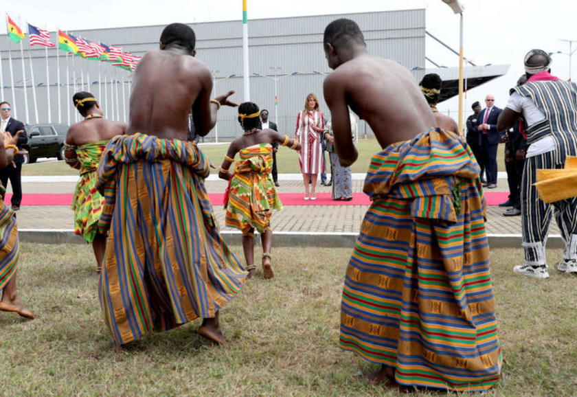 Η Μελάνια Τραμπ έφθασε σόλο στην Γκάνα και έκλεψε ξανά τις εντυπώσεις (vids+pics)