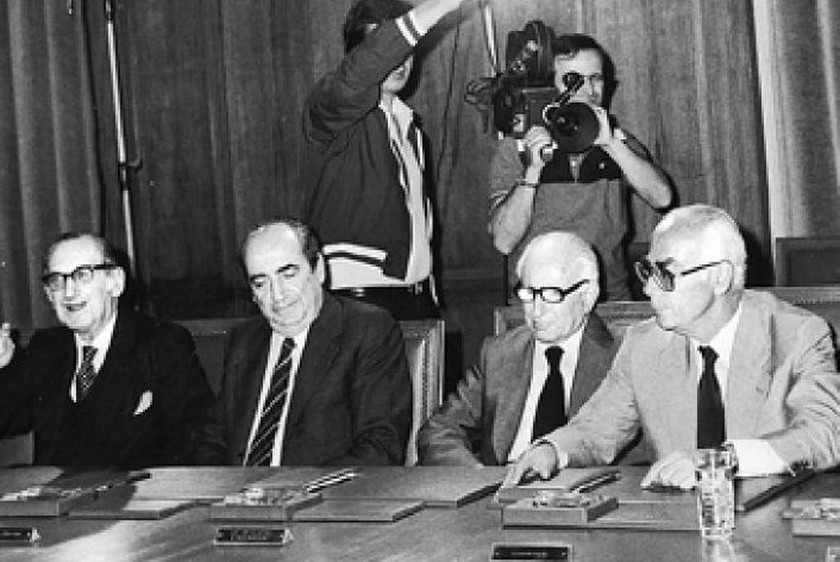 ΣΑΝ ΣΗΜΕΡΑ: 4 Οκτωβρίου 1974 - Ιδρύεται το κόμμα της Νέας Δημοκρατίας