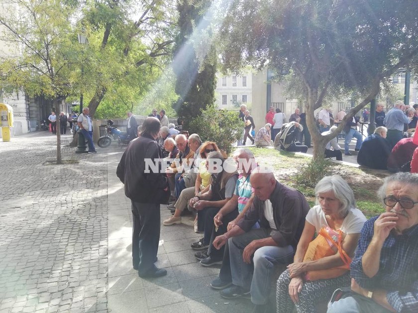 Αθήνα ΤΩΡΑ: Σε εξέλιξη συγκέντρωση διαμαρτυρίας συνταξιούχων στην πλατεία Κοτζιά (pics&vids)